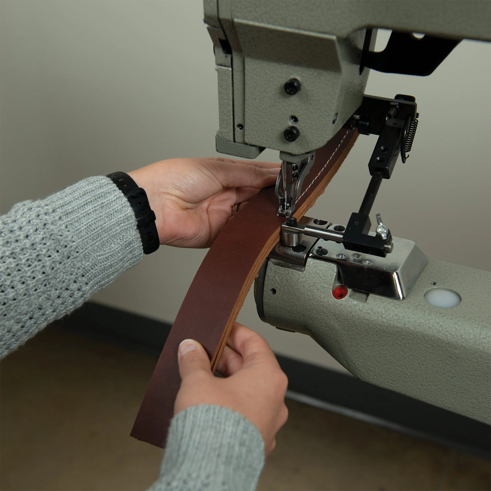 Weaver 205 Leather Sewing Machine, Complete with Stand and Servo Motor - Image 6